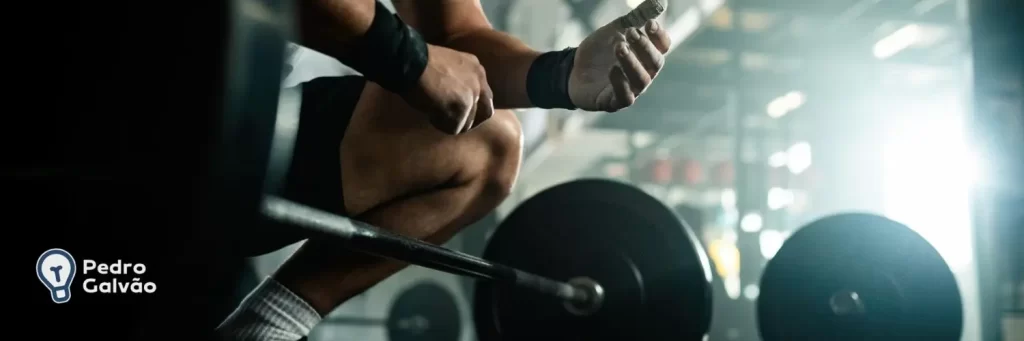 Imagem ilustrando pesos de academia e um homem atrás para indicar a frase "no pain no gain"