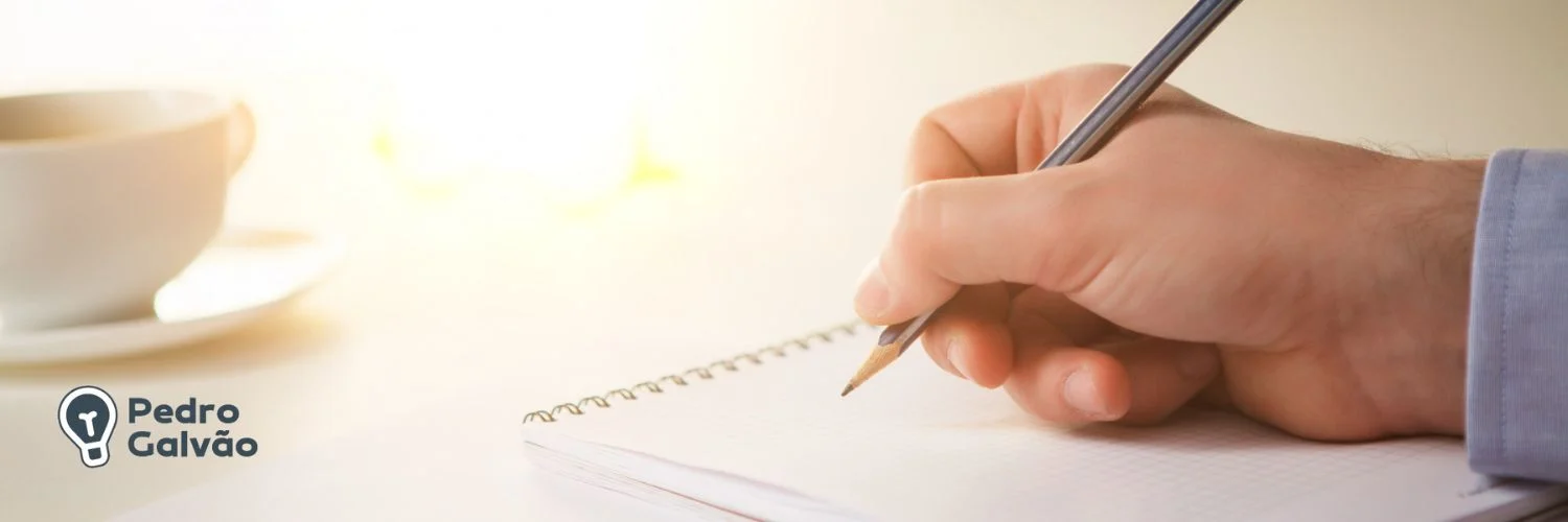 Imagem ilustrando pessoa escrevendo em caderno para indicar linking words em inglês