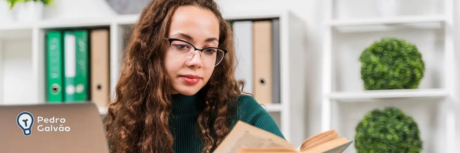 Mulher lendo livro para adquirir mais vocabulário em inglês