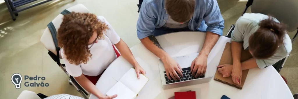 Alunos pegando dicas de como aprender qualquer idioma