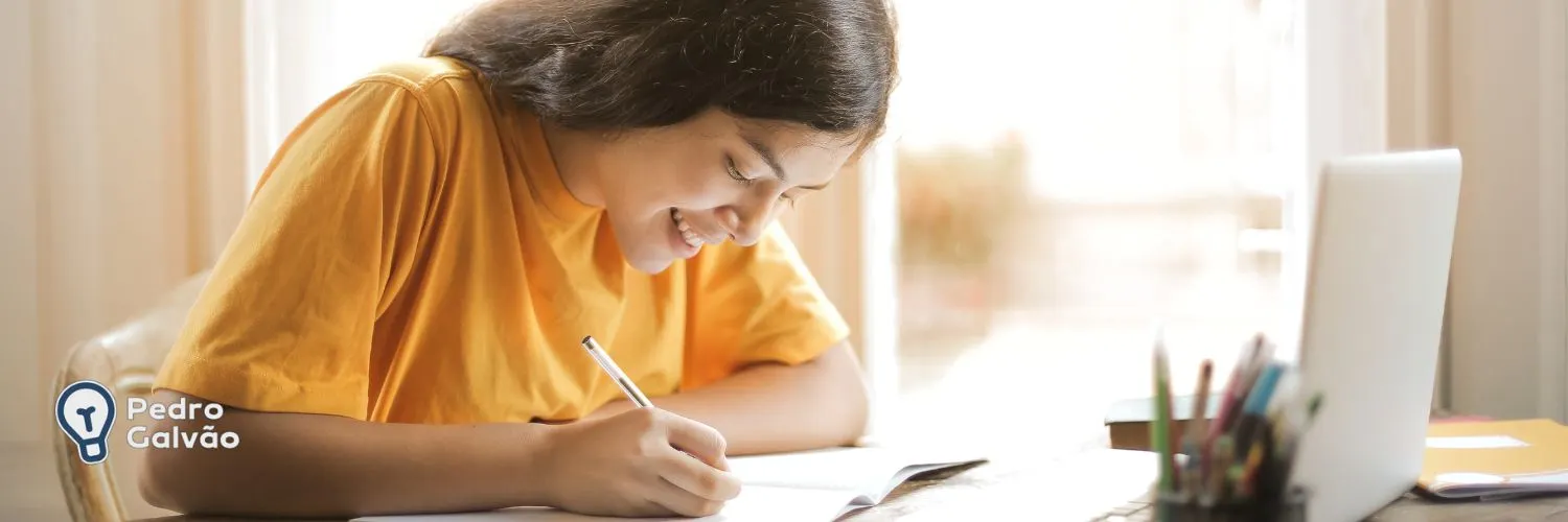 Menina escrevendo no caderno para indicar escrita em inglês