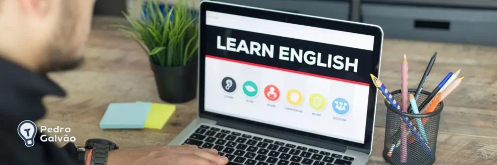Homem em frente o computador para mostrar como aprender inglês sozinho