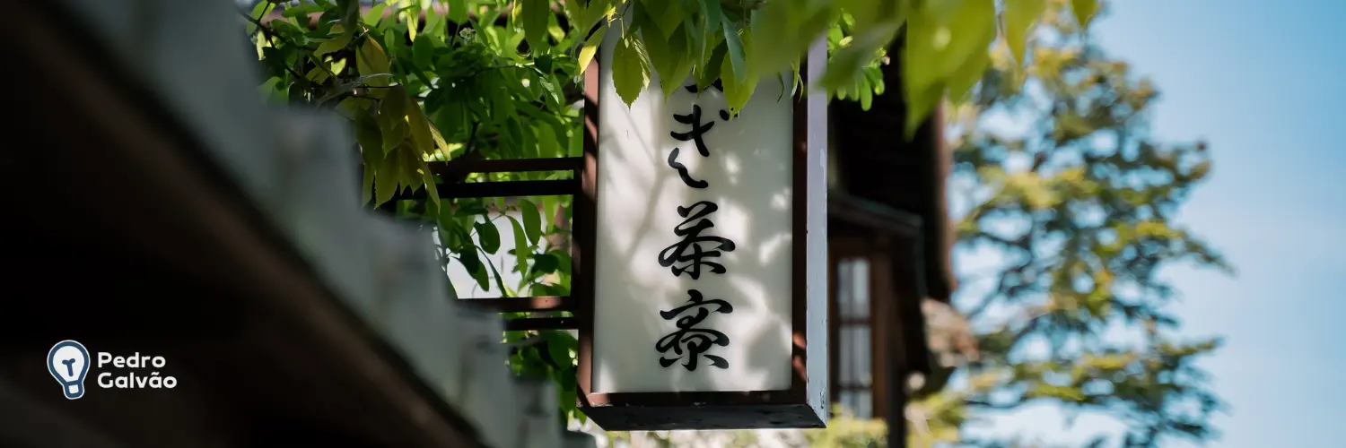 Placa de estabelecimento com palavra japonês para indicar o hiragana