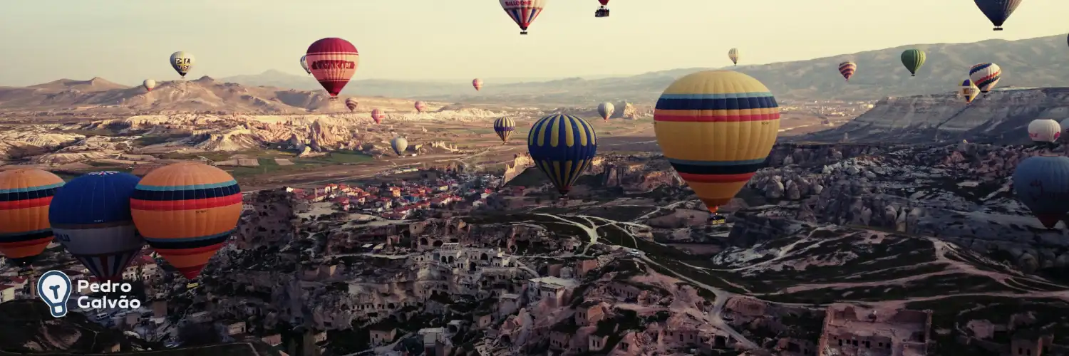 Imagem com balões para indicar viagem e o simpre present em inglês