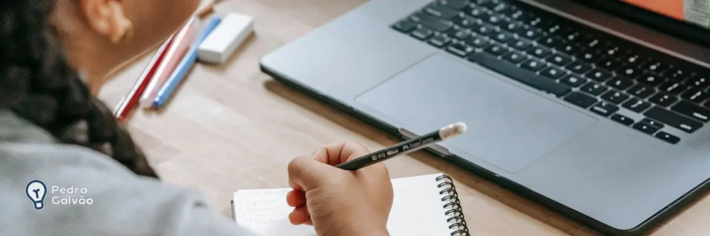 Pessoa escrevendo no caderno enquanto estuda o curso de japonês