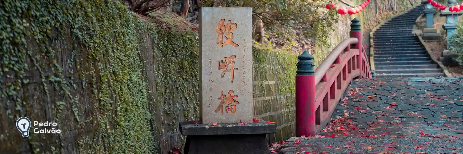 Escava com um bloco na frente com escrita em kanji