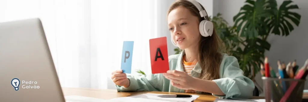 Menina na frente no notebook no processo de como aprender espanhol