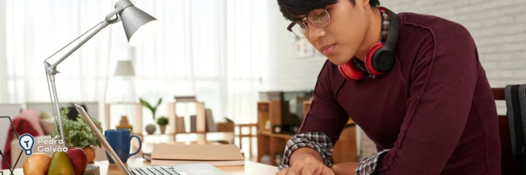 Pessoa estudando japonês para indicar como aprender japonês mais rápido