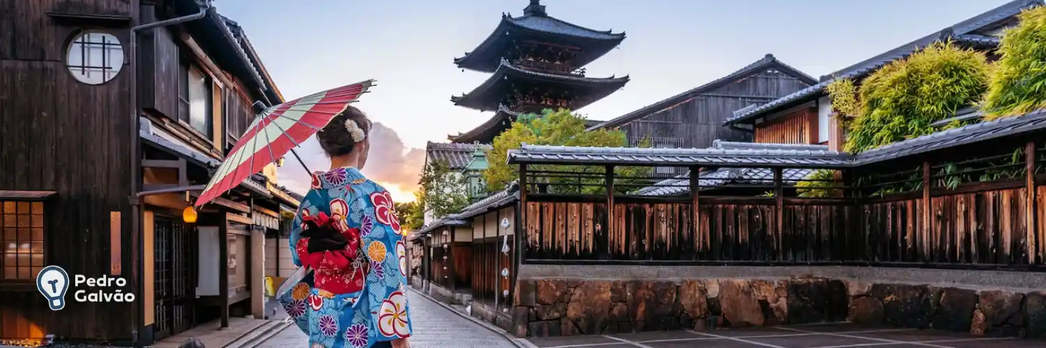 Paisagem de casas japonesas e pessoa com guarda chuva para indicar cultura japonesa