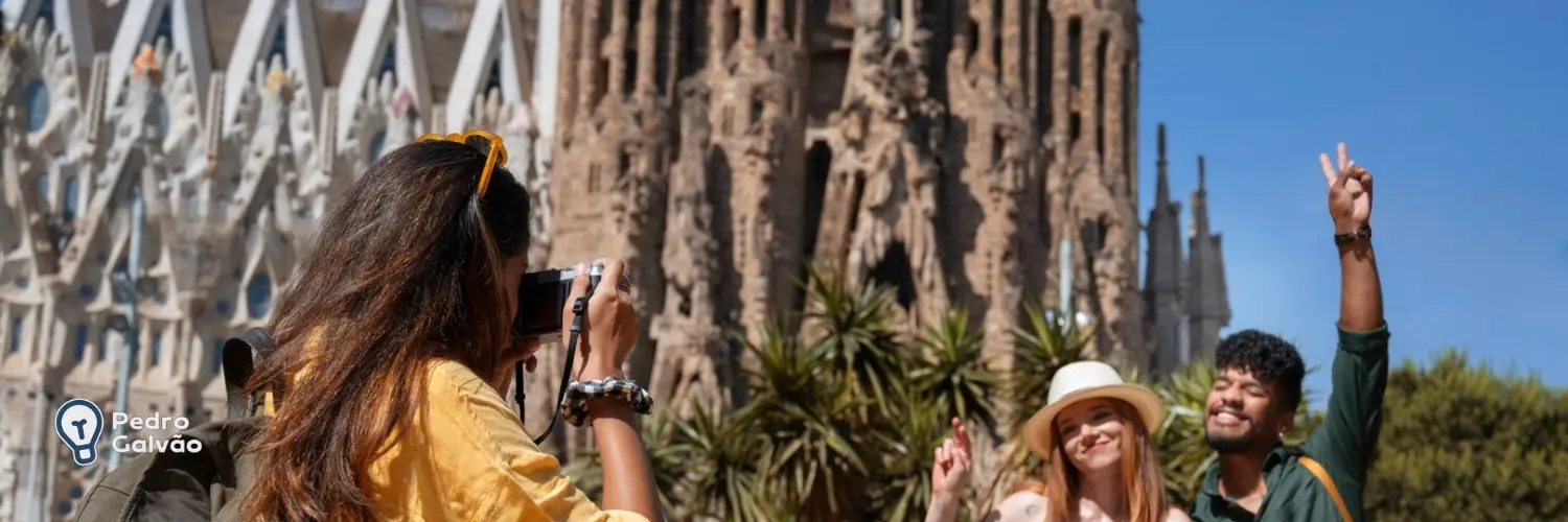 Pessoa tirando foto em ponto turístico da Espanha para indicar espanhol para viagem