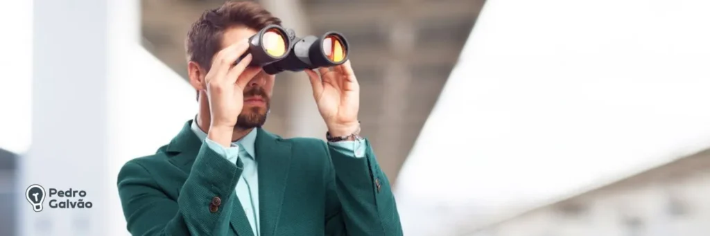 Pessoa usando um binóculos para indicar o future perfect em inglês