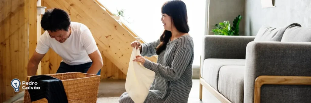 Pessoas japonesas limpando a casa na prática de oosouji