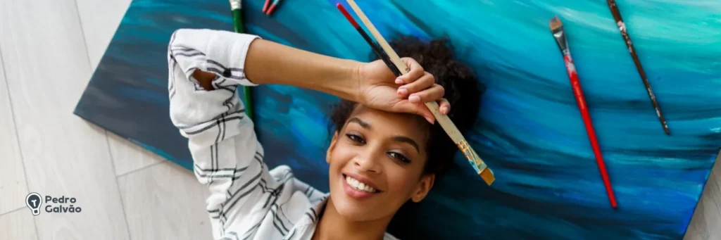 Mulher com pincel apontando as cores em inglês