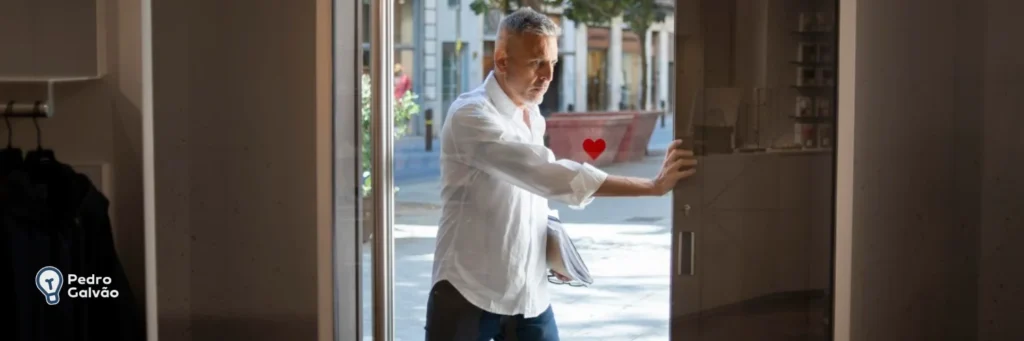 O que significa o phrasal verb get out