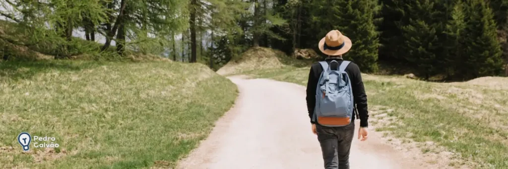 Pessoa caminhando para indicar o present perfect continuous