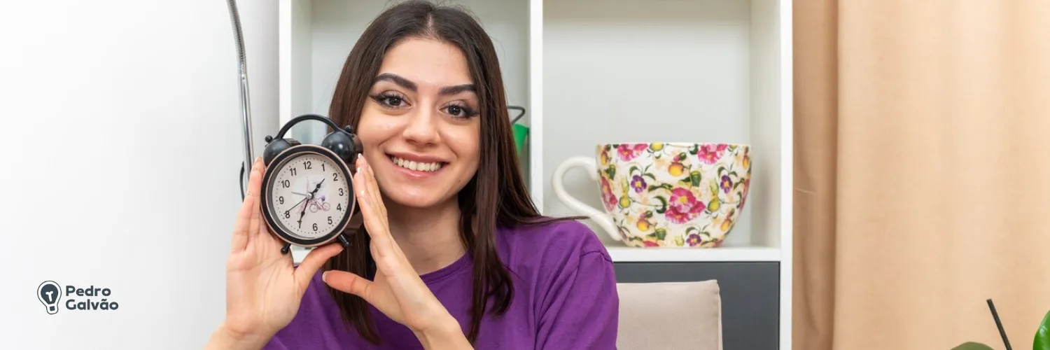 Menina segurando relógio para indicar quanto tempo para aprender espanhol