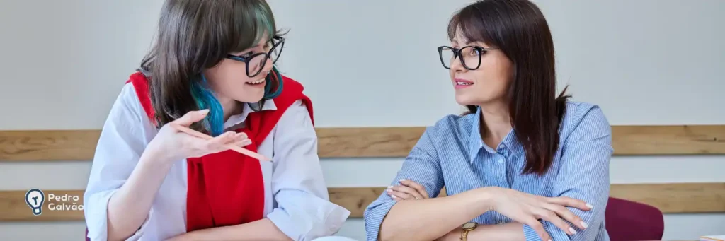 Duas mulheres conversando representando curso de inglês conversação