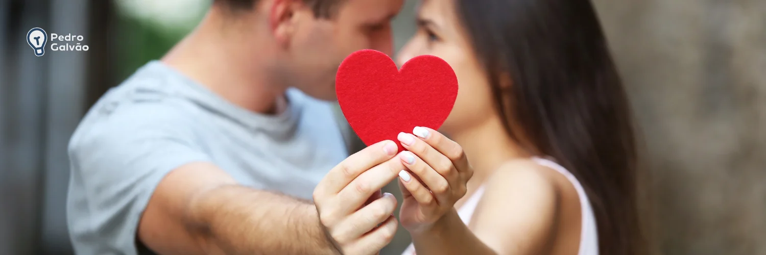 Casal segurando coração representando Namorado em espanhol