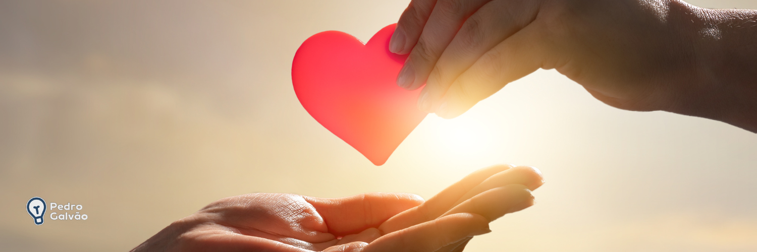 Mãos com um coração representando Phrasal Verbs de Amor e Relacionamentos