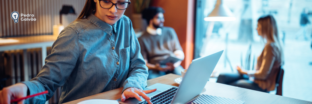 Mulher estudando Dicas para aprender espanhol