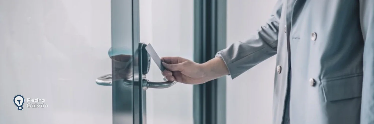 Pessoa abrindo porta com cartão para indicar a diferença entre access e assess