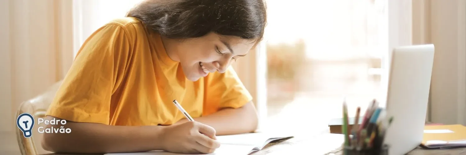 Menina escrevendo no caderno para indicar escrita em inglês