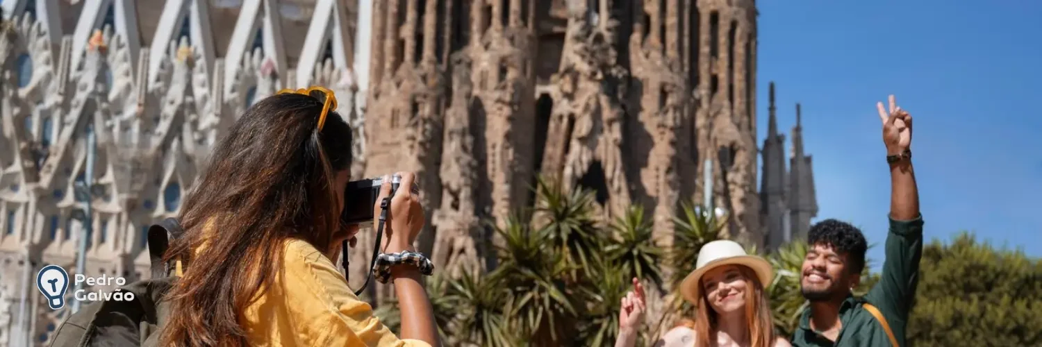 Pessoa tirando foto em ponto turístico da Espanha para indicar espanhol para viagem
