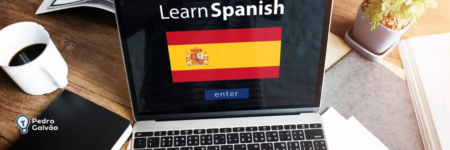 Computador com bandeira da Espanha para indicar os melhores cursos de espanhol