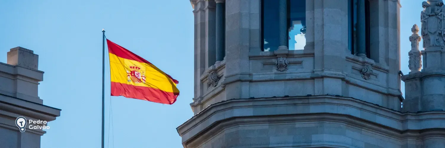 Imagem com a bandeira da Espanha para dar um motivo por que estudar espanhol